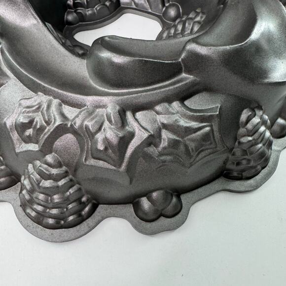 Nordic Ware Holiday Wreath Christmas Bundt Cake Pan Baking Mold Cast Aluminum - Picture 3 of 6